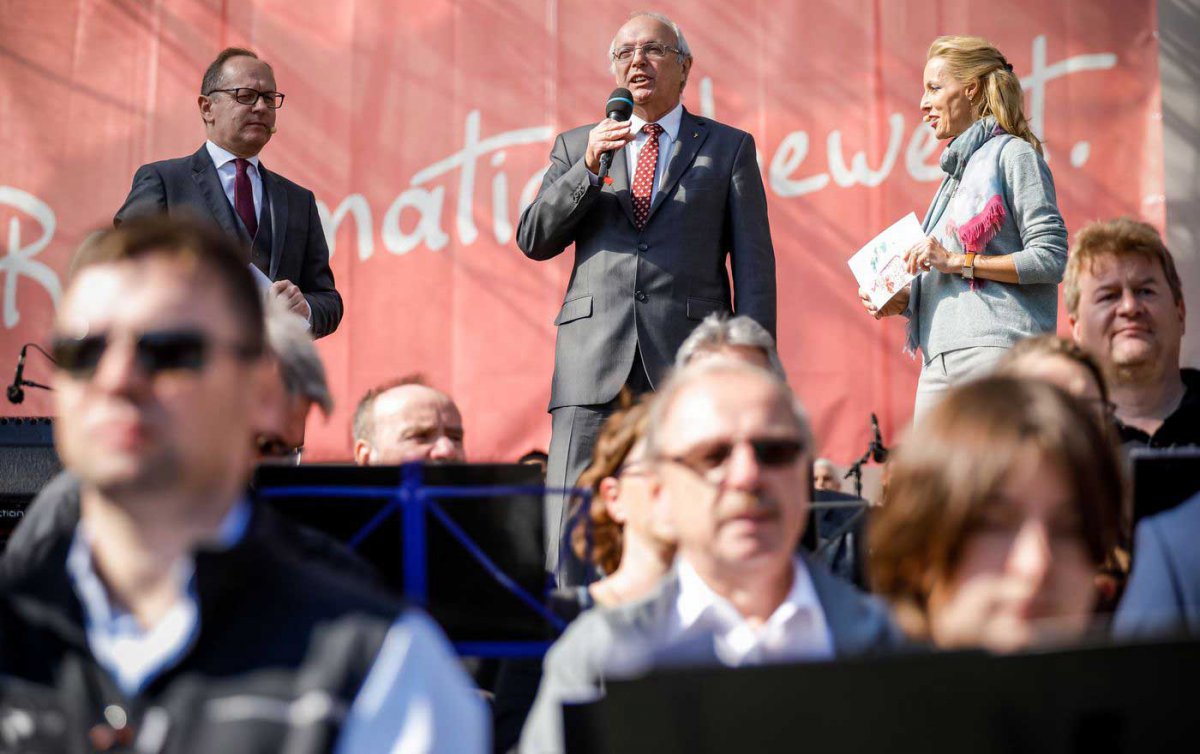 Reformation bewegt - und mehrere tausend Menschen feiern mit. Im Bild Bischof Michael Bünker mit Moderatorin Daniela Philipp und Moderator Gerald Gross bei der Eröffnung. Foto: epd/C. Husar 