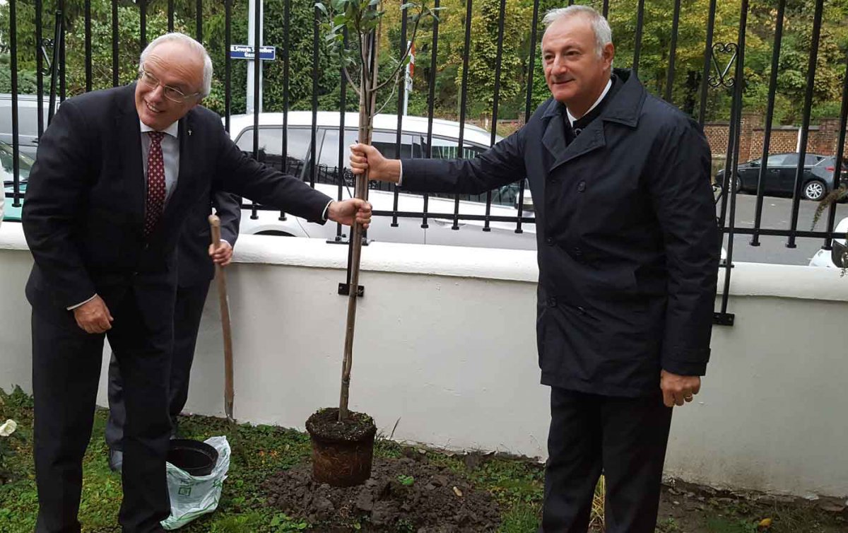   In Wien pflanzten Bischof Michael Bünker und Reinhart Guib, der Bischof der Evangelischen Kirche A.B. in Rumänien, ein Apfelbäumchen als Zeichen der Hoffnung. Foto: epd/T. Dasek 