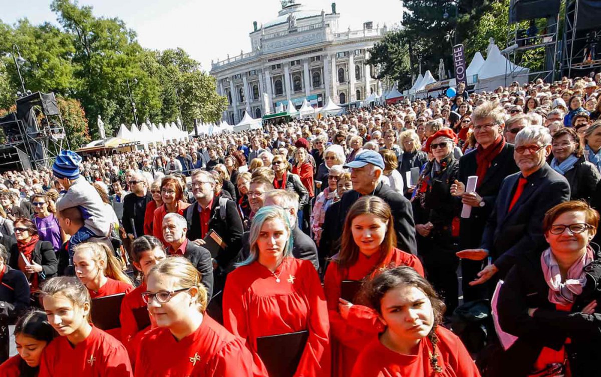 In mehreren TV-Beiträgen ist das große Fest am Rathausplatz zu sehen. Beeindruckende Bilder gibt es auf foto.evang.at. Foto: epd/C. Husar 