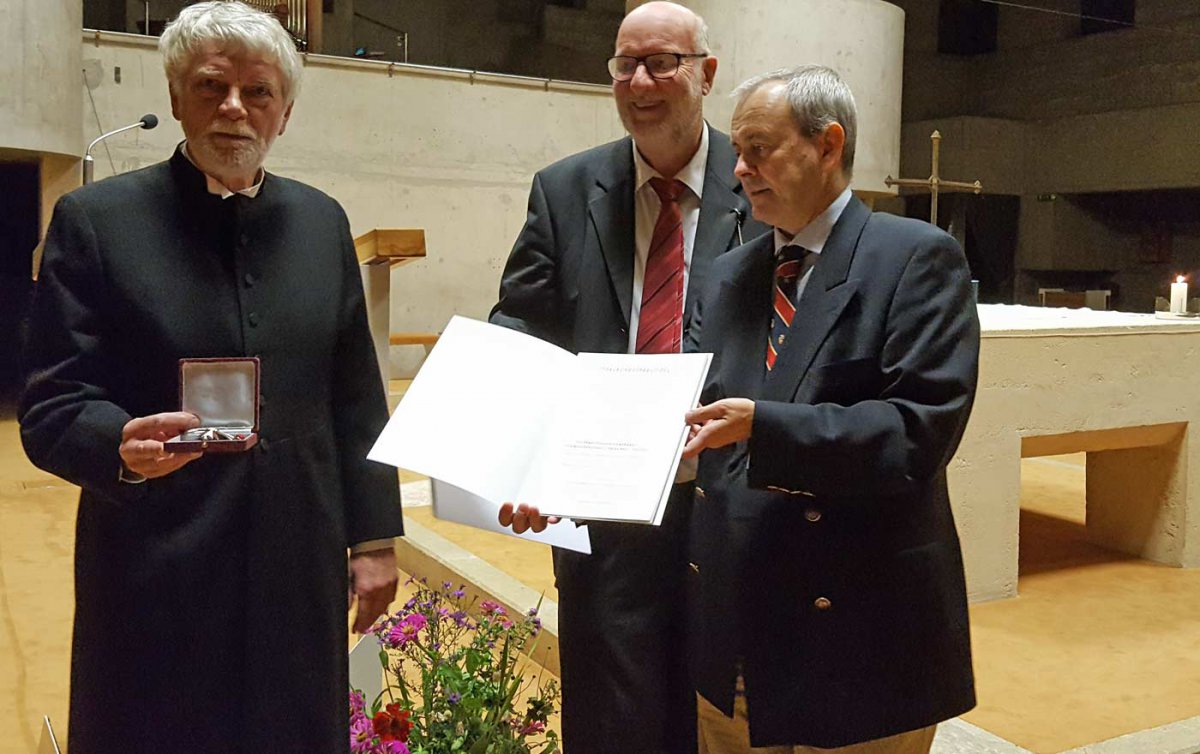 Bei der Verleihung in der Wiener Konzilsgedächtniskirche: Der Auszeichnungsträger Walter Fleischmann-Bisten, Ministerialrat Karl Schwarz und der Leiter des Kultusamtes Oliver Henhapel (v.l.n.r.). Foto: epd/T. Dasek.
