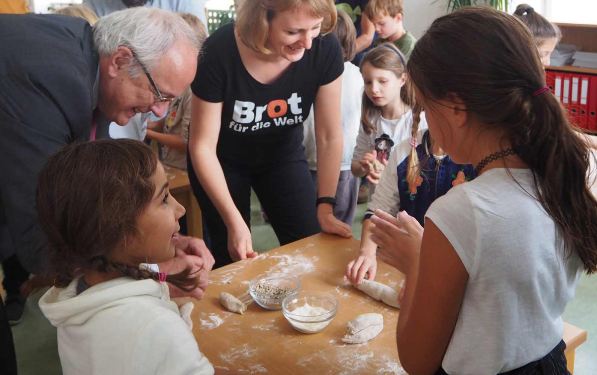 Zum Brotbacken kam Bischof Michael Bünker in die Evangelische Volksschule am Wiener Karlsplatz. Foto: Brot für die Welt