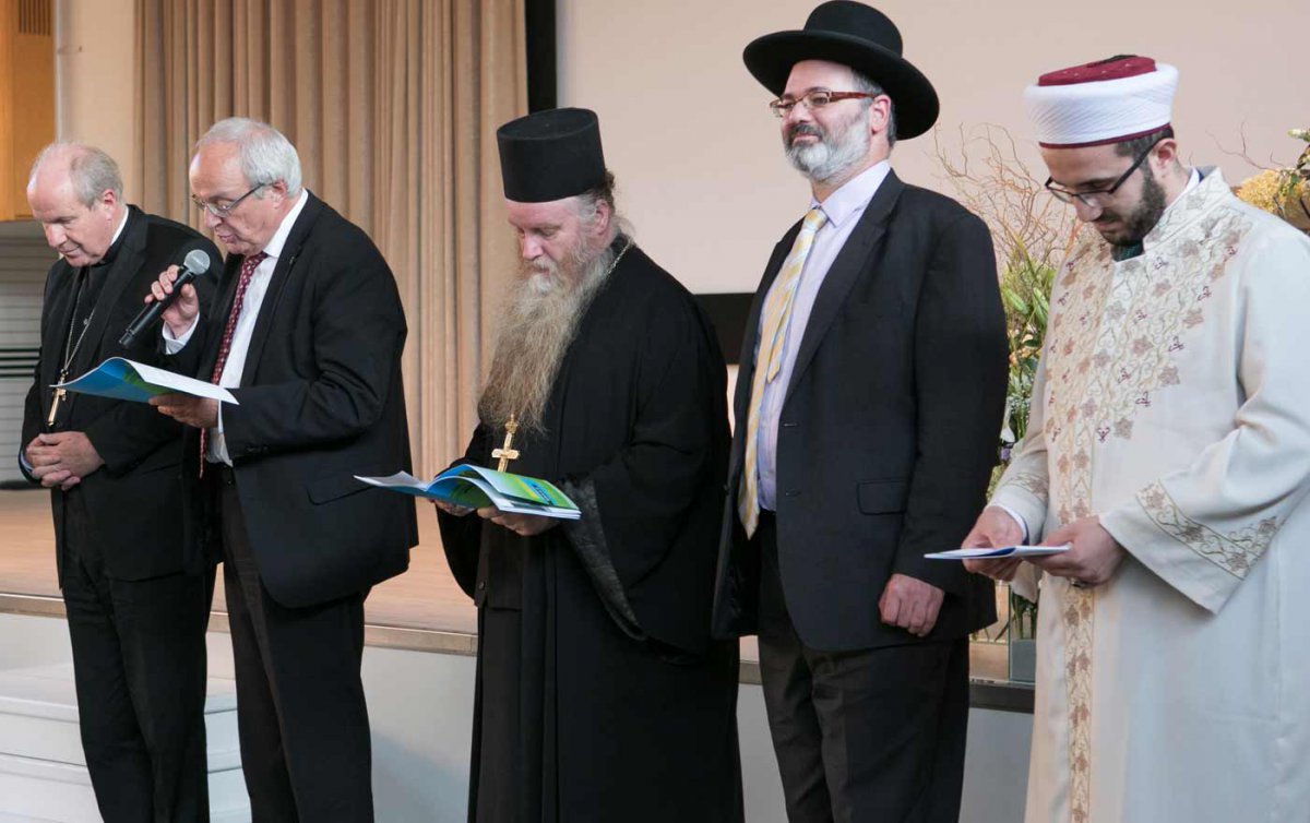   Zusammenarbeit über religiöse Grenzen hinaus als Impuls für die Gesellschaft: Im Bild die Vertreter der Kirchen und Religionsgemeinschaften beim abschließenden Segenswort. Foto: Marion Hofer