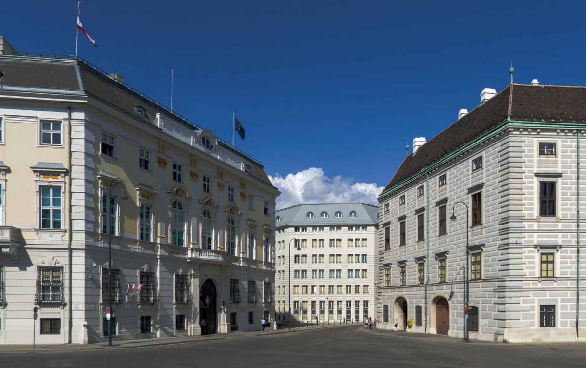 Ausgangspunkt der Lichterkette ist das Bundeskanzleramt am Wiener Ballhausplatz. Foto: wikimedia/Gugerell