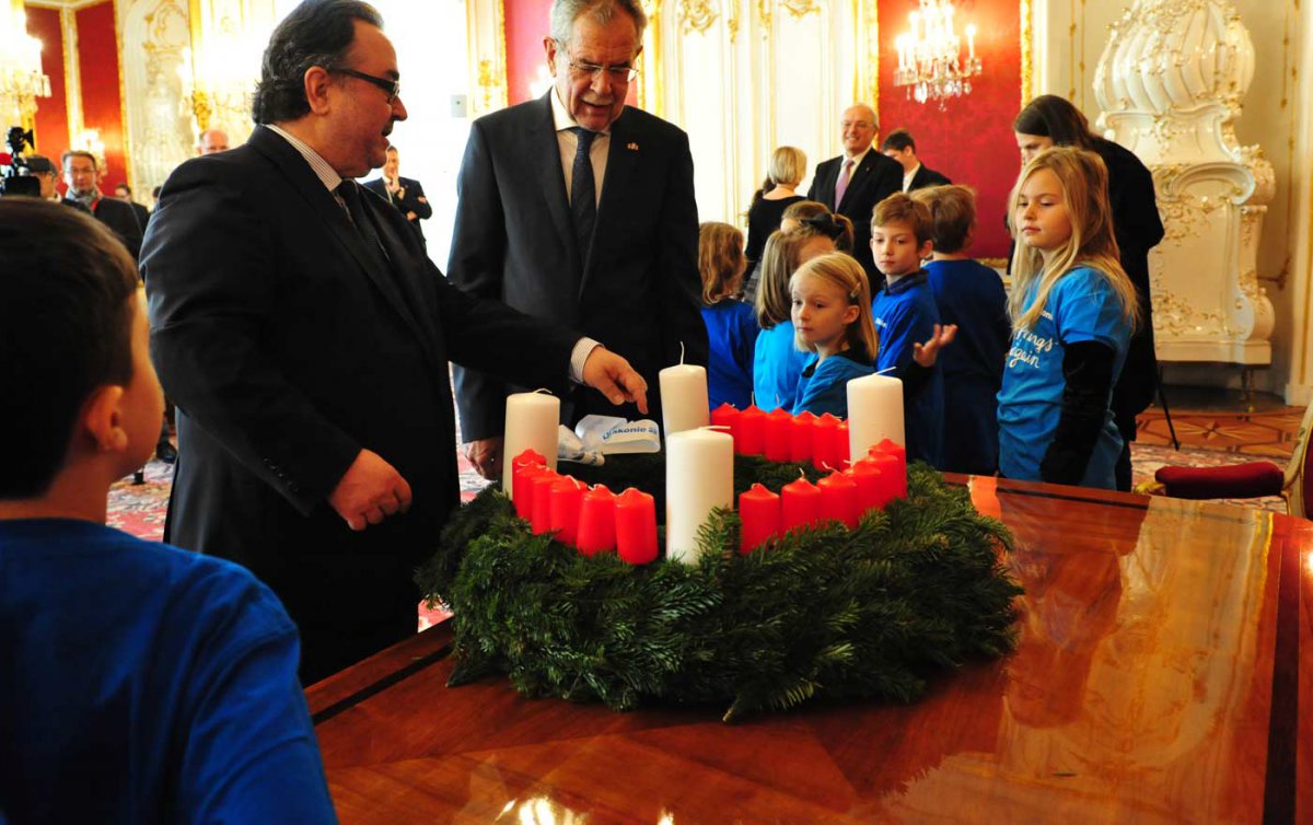 Bundespräsident Alexander Van der Bellen (Mitte) freute sich über den Adventkranz von Diakonie-Direktor Michael Chalupka und die musikalische Begleitung des Kinderchors der Johann Sebastian Bach Musikschule. Foto: epd/M. Uschmann