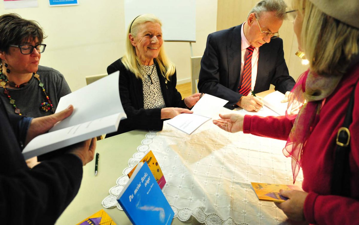 Präsentierten ihre neuen Bücher: Die ehemalige Gefangenenseelsorgerin Gerlinde Horn (Mitte) und der frühere Wiener Superintendent Werner Horn mit der Kärntner Lyrikerin Katharina Kaufmann (links). Foto: epd/M. Uschmann