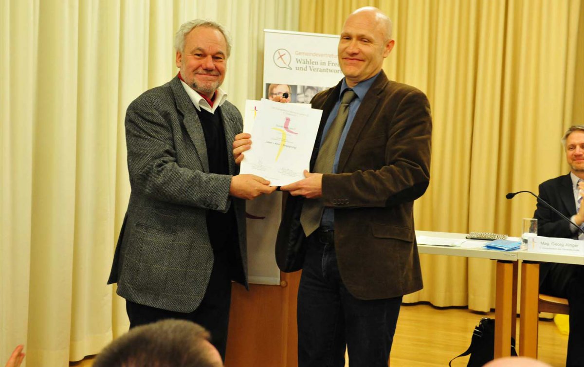 Gefängnisseelsorger Matthias Geist (re.) erhielt von Oberkirchenrat Karl Schiefermair den Diakonie-Sonderpreis überreicht. Foto: epd/M. Uschmann