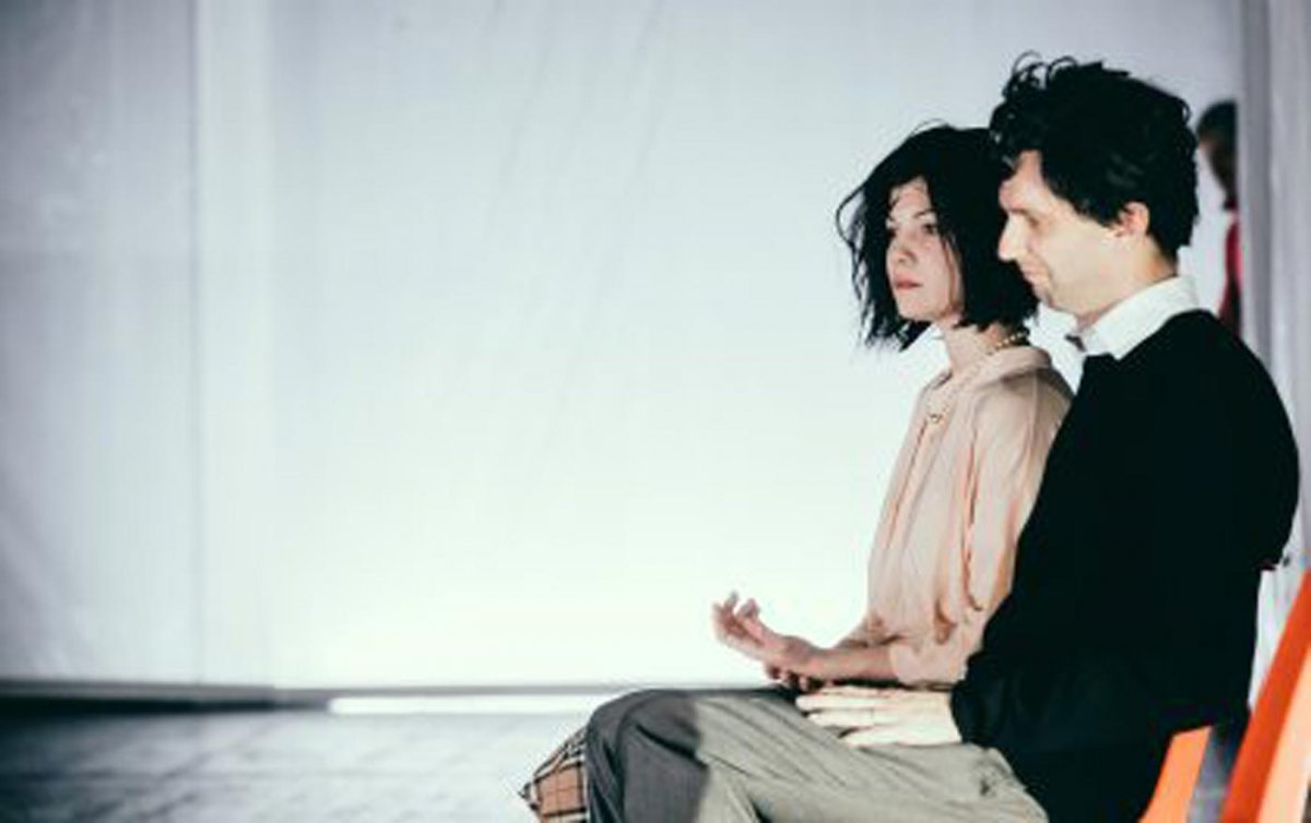 Glänzen in ihren Rollen: Nadine Quittner und Jan Thümer. Foto: www.lupispuma.com/Volkstheater