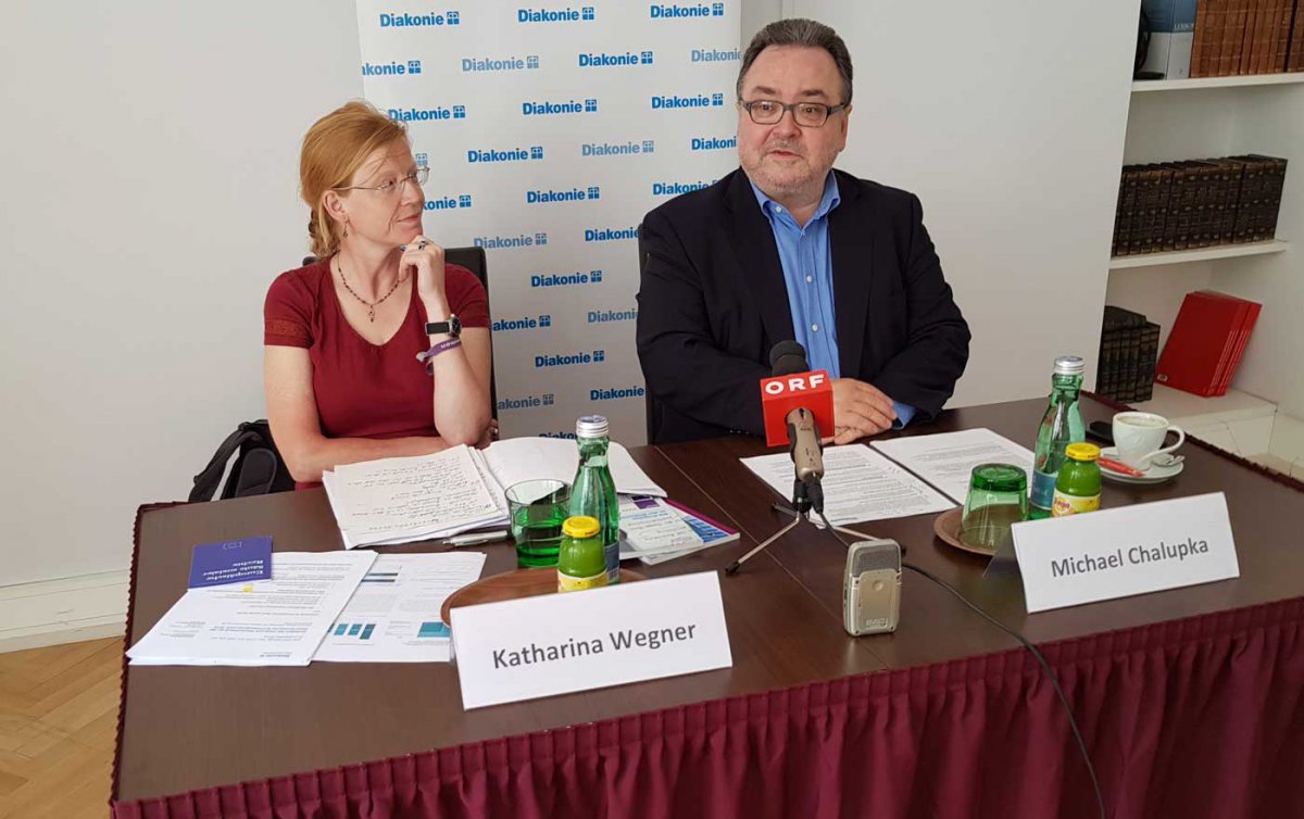   Katharina Wegner, Europaexpertin der Diakonie Deutschland, und Diakonie-Direktor Michael Chalupka formulierten Forderungen für den im Juli beginnenden EU-Ratsvorsitz Österreichs. Foto: epd/Michael Windisch