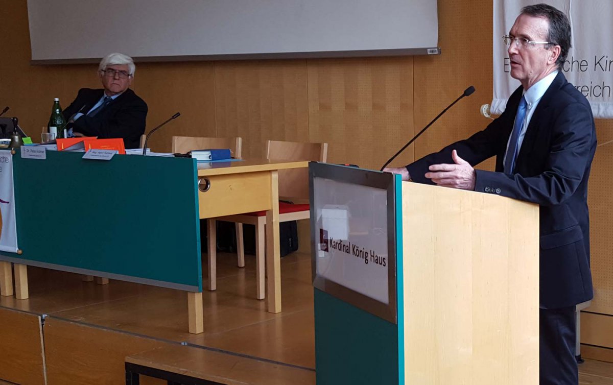 Synodenpräsident Krömer (re.): Gesetzgeber sollte die in der Menschenrechtskonvention verbriefte Gedanken-, Gewissens- und Religionsfreiheit im Auge haben. Foto: epd/Uschmann