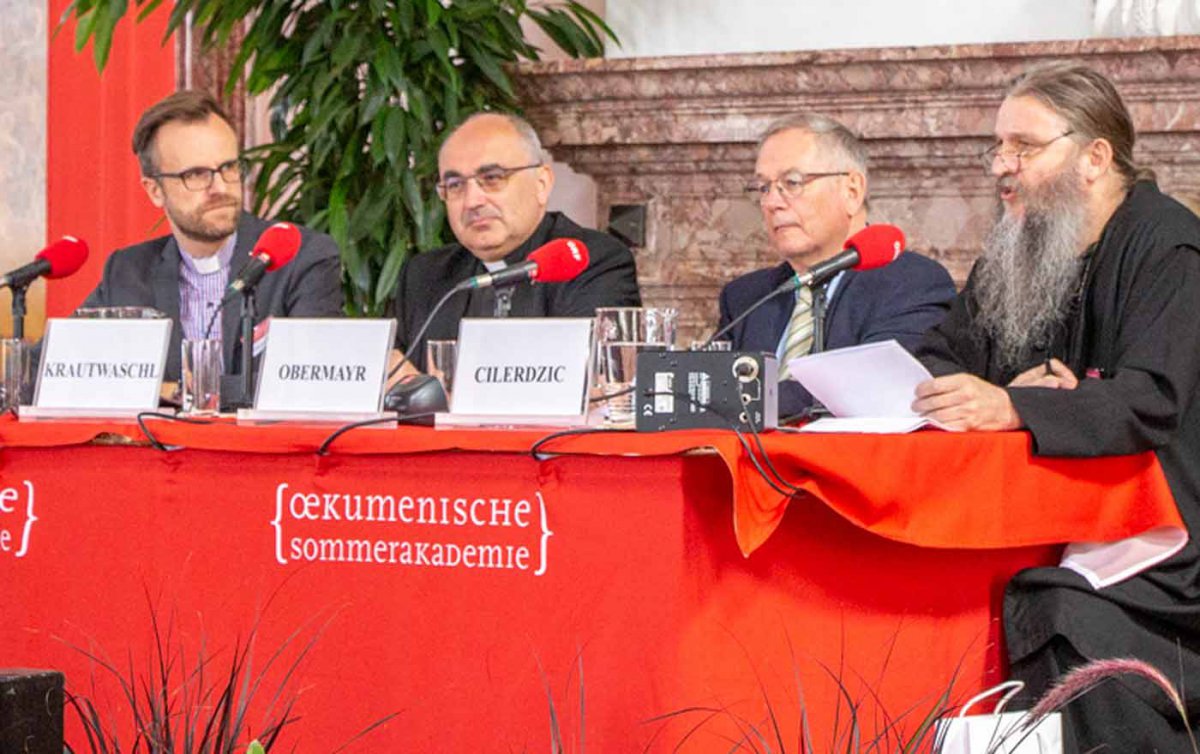   Im Gespräch über Kirche 4.0: Superintendent Lars Müller-Marienburg, der römisch-katholische Diözesanbischof Wilhelm Krautwaschl, Moderator Helmut Obermayr, und der serbisch-orthodoxe Bischof Andrej Cilerdzic (v.l.). Foto: Dioezese Linz/Julia Engleder