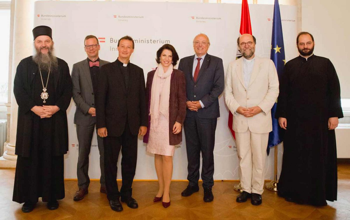 Der serbisch-orthodoxe Bischof Andrej Cilerdzic, Pfarrer Sören Lenz, der Generalsekretär der Österreichischen Bischofskonferenz, Peter Schipka, Staatssekretärin Karoline Edtstadler, Bischof Michael Bünker, der stellvertretende Generalsekretär der Kommissi