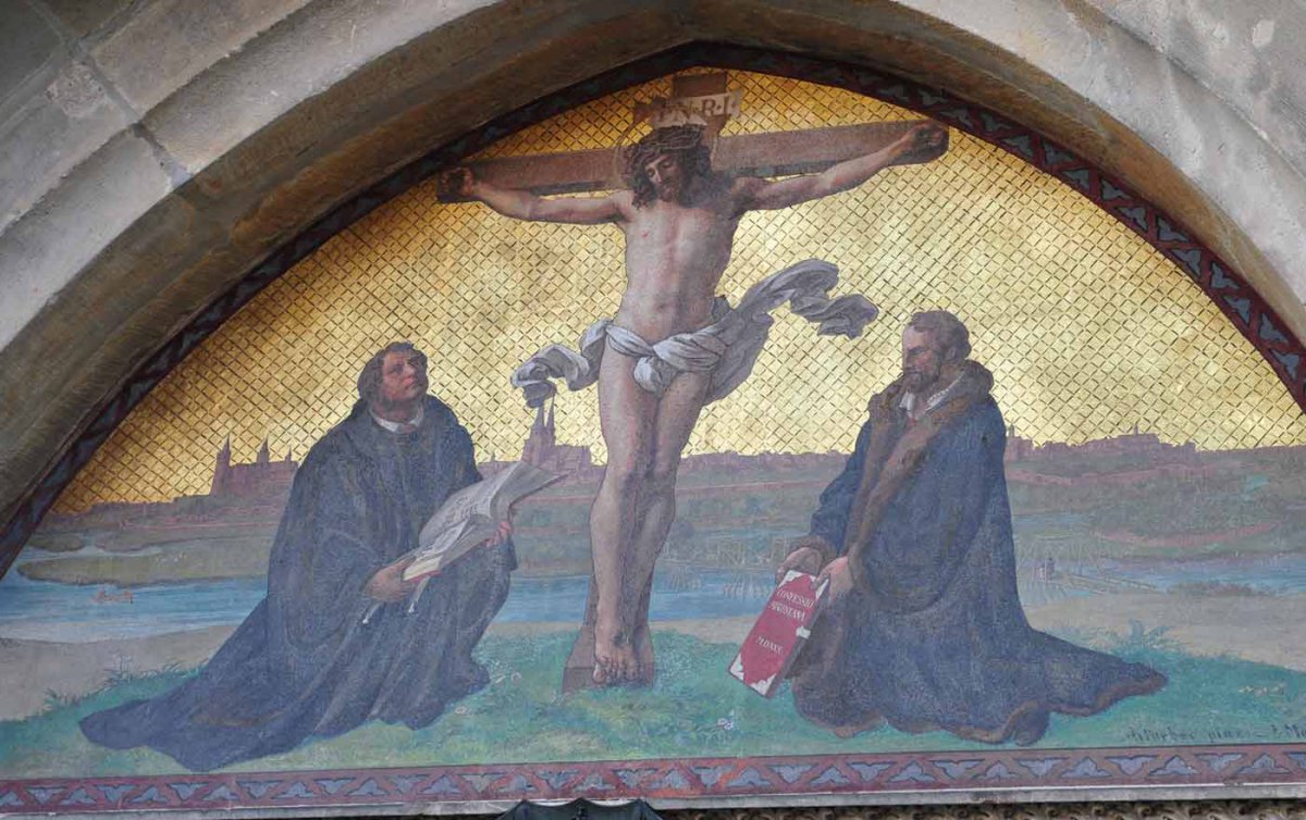 &quot;Für Martin Luther war es selbstverständlich, die Knie zu beugen, vor allem als Mönch. Aber auch als Reformator kennt er das noch.&quot; Die Thesentür an der Wittenberger Schlosskirche. Foto: epd/M. Uschmann