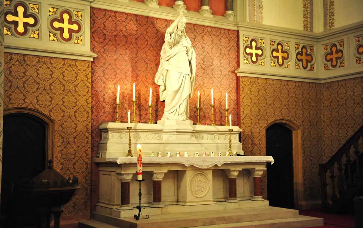 &quot;So saß er neben mir, dieser junge Mann. Mitten in unserer schönen Lutherkirche. Der steinerne Jesus vor uns – die Hand zum Segen erhoben.&quot; Foto: epd/M. Uschmann