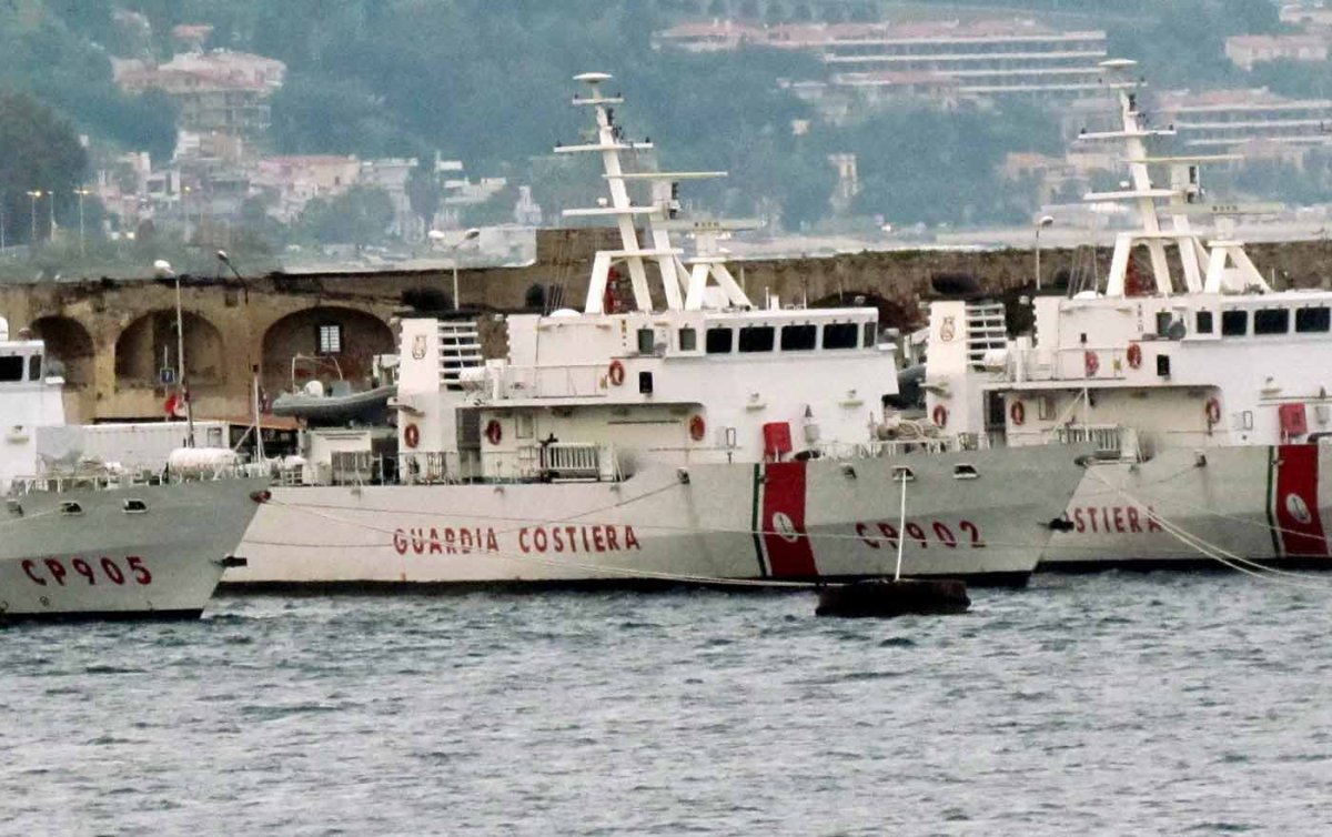 Seit mehr als einer Woche sitzen 150 Flüchtlinge auf einem Schiff der italienischen Küstenwache fest, da ihnen die italienische Regierung die Einreise verweigert. Foto: wikimedia/Marinaio56