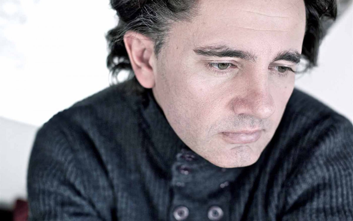 Interpretiert Vertonungen von Bertolt Brecht und Karl Kraus: der Tenor Alexander Kaimbacher. Foto: Lena Kern