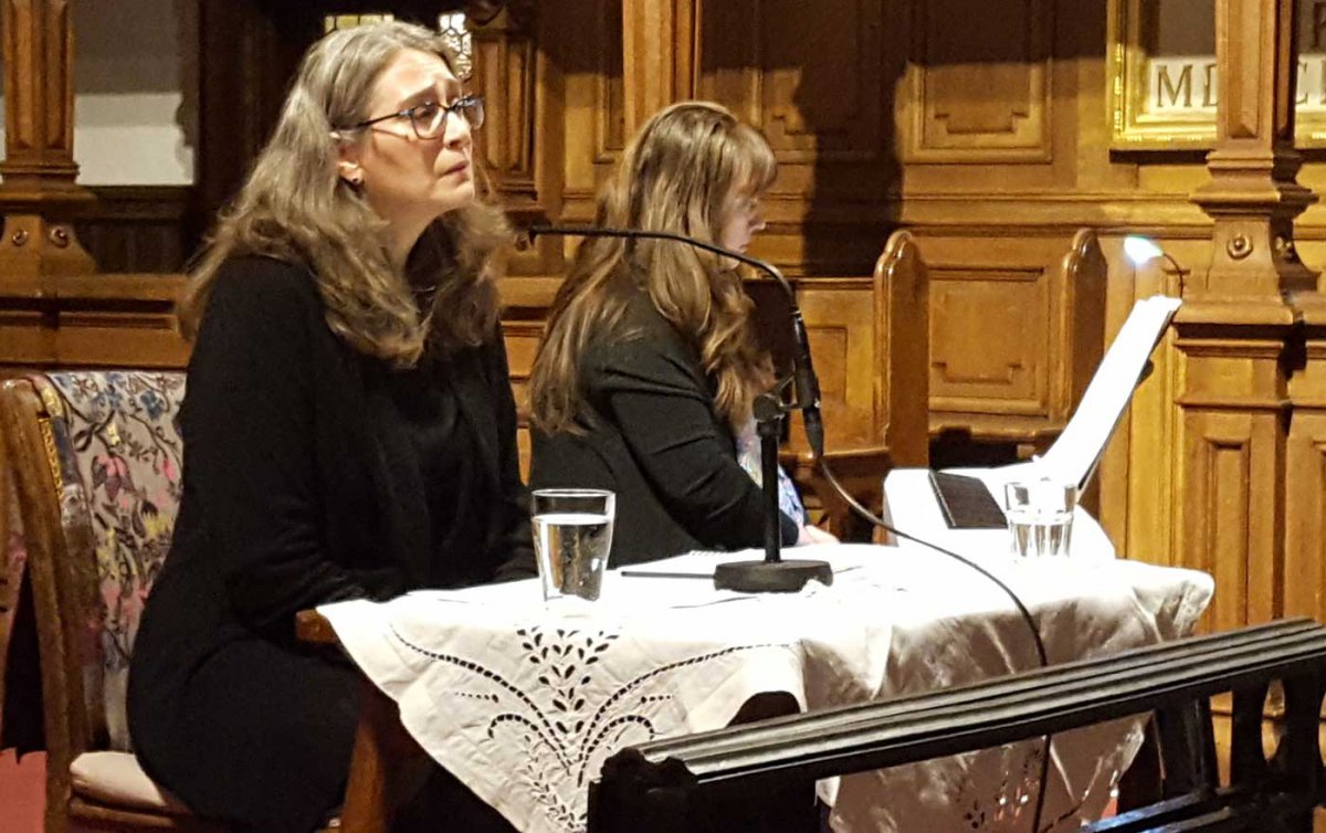 Krankenhausseelsorgerin Margit Leuthold bei der Präsentation des Buches in der Lutherischen Stadtkirche. Am Klavier spielte Nevi Assenova. Foto: epd/T. Dasek