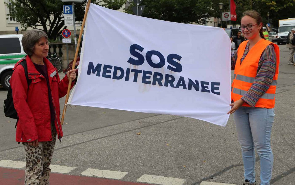 Stein des Anstoßes: Die NGOs &quot;SOS Méditerranée&quot; und &quot;Ärzte ohne Grenzen&quot;, die gemeinsam ein Rettungsschiff im Mittelmeer betreiben. Foto: wikimedia/Rufus46