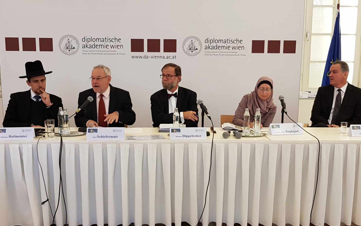 Diskutierten über Ethik- und Religionsunterricht (v.l.): Gemeinderabbiner Schlomo Hofmeister, Oberkirchenrat Karl Schiefermair, Moderator Michael Dippelreiter, Schulamtsleiterin Carla Amina Baghajati und Fachinspektor Manfred Göllner. Foto: epd/Michael Wi