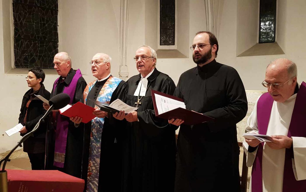 Gestalteten den Gottesdienst (v.l.): Lektorin Lydia Rössler, der altkatholische Bischof Heinz Lederleitner, Abt em. Christian Haidinger, der evangelisch-lutherische Bischof Michael Bünker, der griechisch-orthodoxe Priester Athanasius Buk und der römisch-k