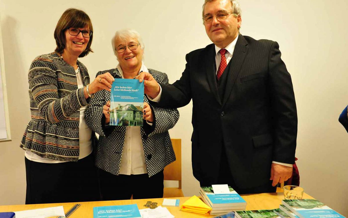 Das Herausgeberteam des neuen Buches zur Geschichte der Evangelischen Frauenschule: Dagmar Lagger, Helene Miklas und Siegfried Kreuzer. Foto: epd/Uschmann