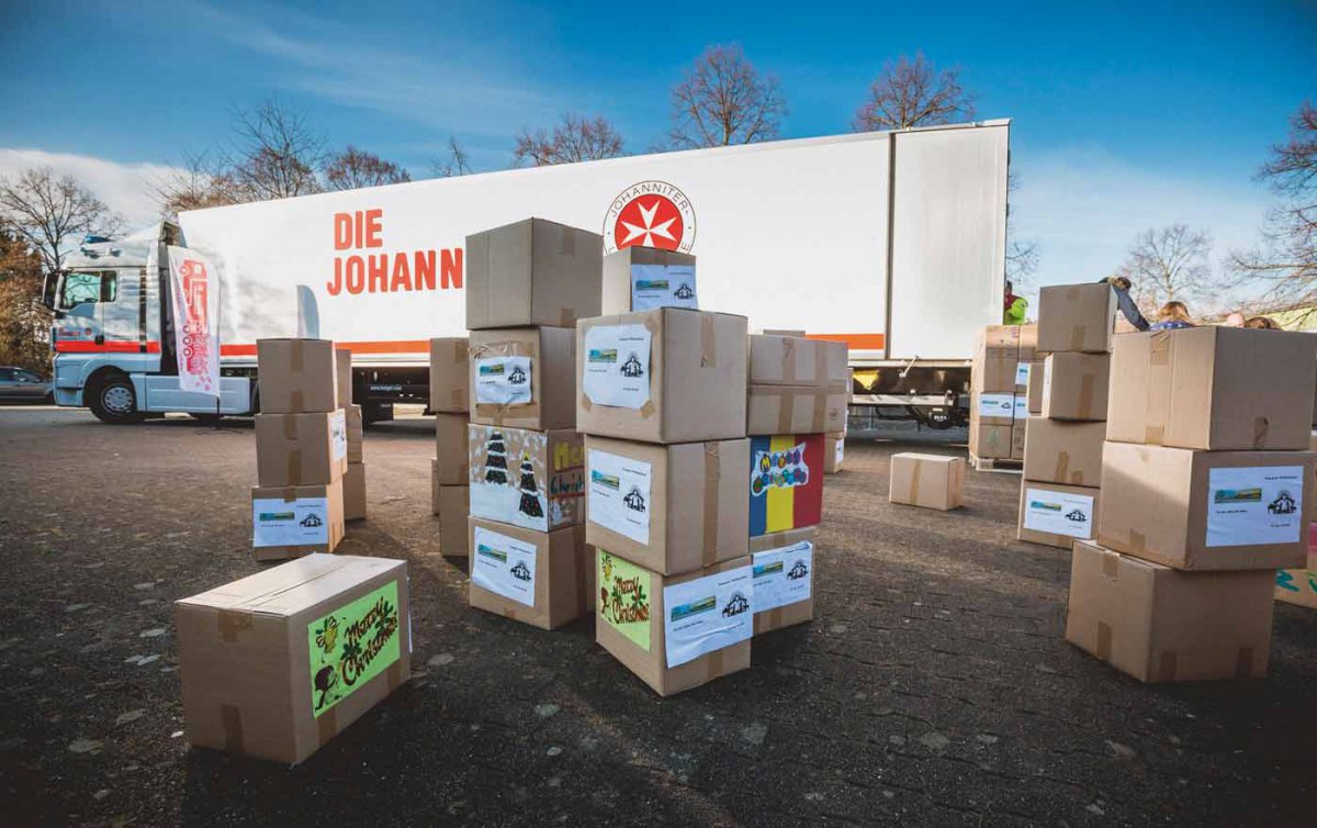 Sammeln Pakete für hilfsbedürftige Menschen in Rumänien: die Johanniter-Weihnachtstrucks. Foto: Johanniter Unfallhilfe