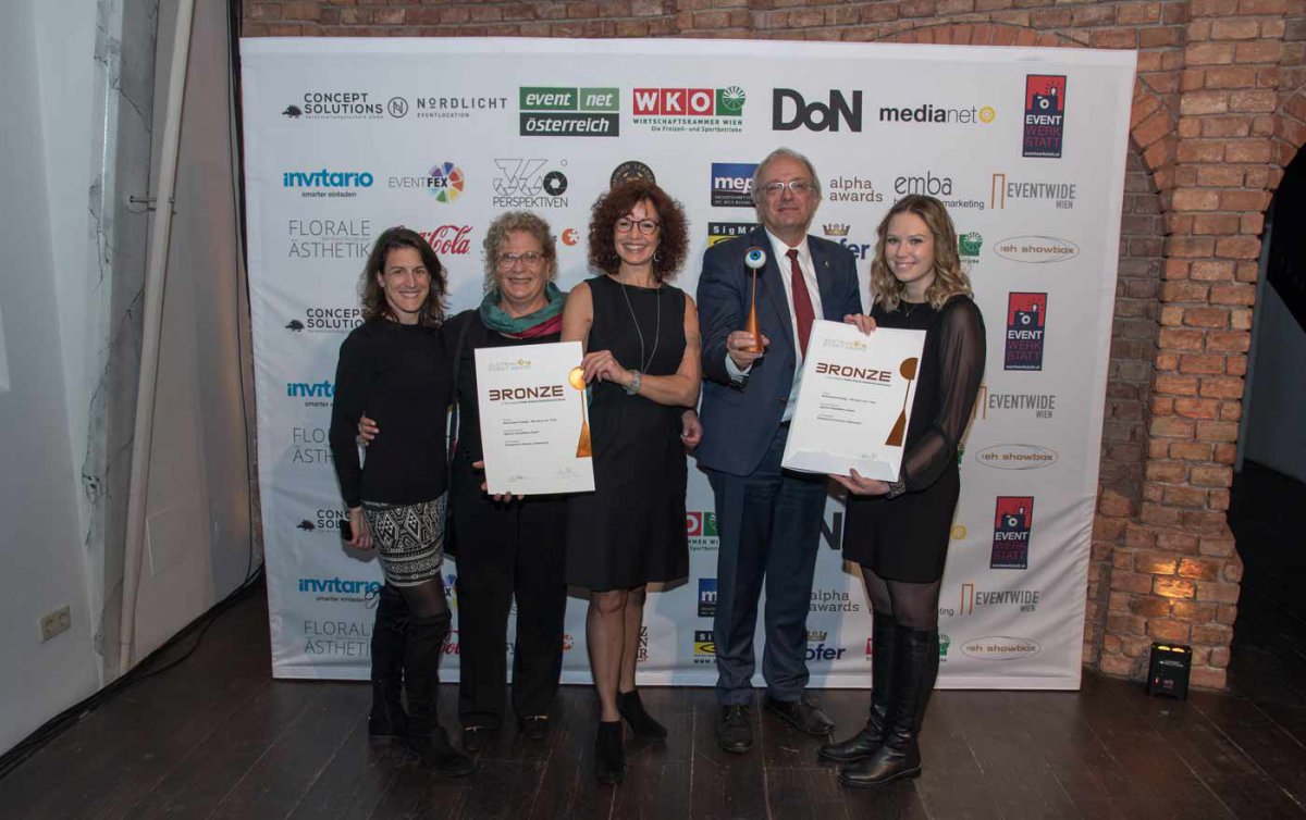 Die Gastgeber mit den Organisatoren von &quot;Happy &amp; Ness&quot; bei der Preisverleihung (v.l.): Waltraud Kugler, die Projektverantwortliche Charlotte Matthias, &quot;Happy &amp; Ness&quot;-Chefin Margit Szeliga-Schrall, Bischof Michael Bünker und Viktoria Schattauer. Foto: Even