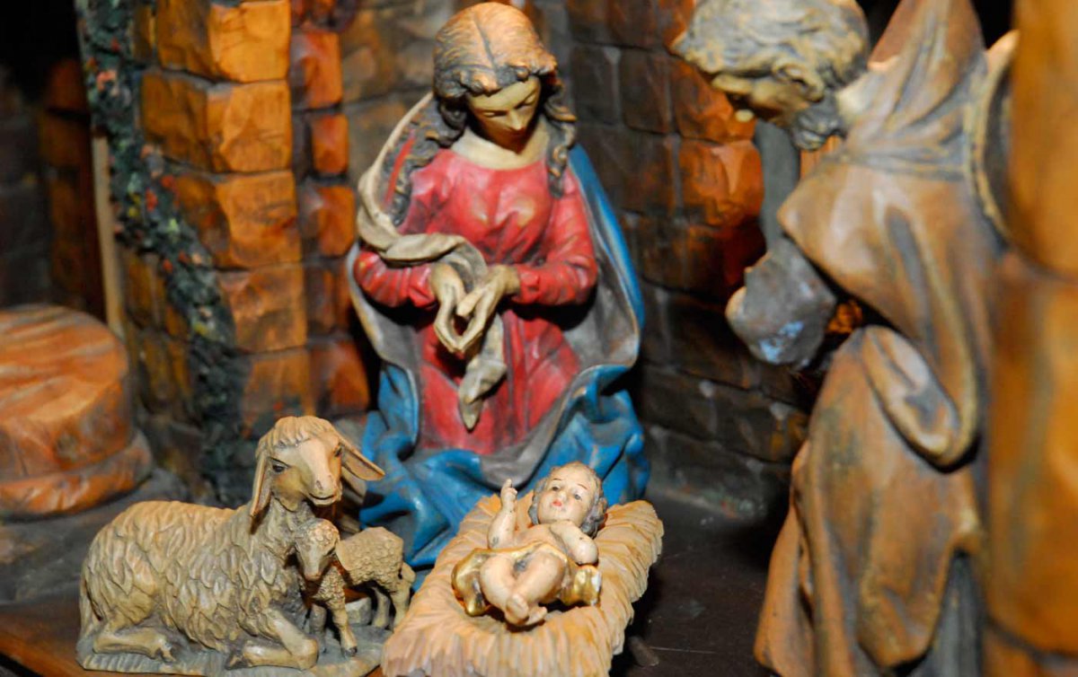   &quot;Und sie gebar ihren ersten Sohn und wickelte ihn in Windeln und legte ihn in eine Krippe; denn sie hatten sonst keinen Raum in der Herberge.&quot; Bischof Michael Bünker liest das Weihnachtsevangelium. Foto: epd/Uschmann