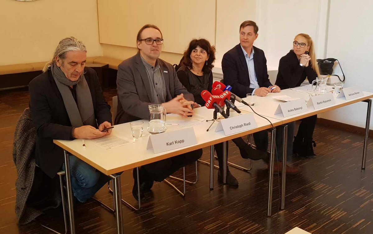   Orten fehlende europäische Zusammenarbeit im Flüchtlingsbereich: Karl Kopp von Pro Asyl Deutschland, Christoph Riedl von der Diakonie Österreich, Aniko Bakonyi vom Hungarian Helsinki Committee, Martin Rozumek von der tschechischen OPU und Adriana Romer 