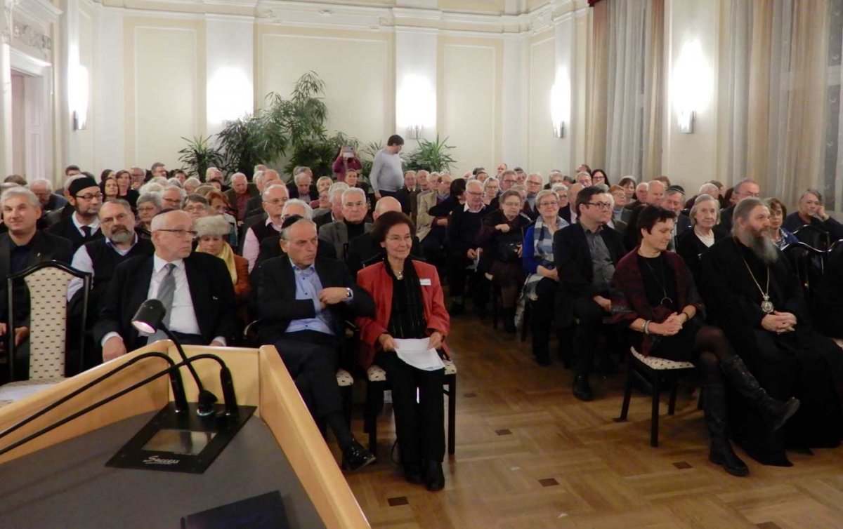 Rund 120 Menschen folgten dem Aufruf zur &quot;Einstimmung in den Tag des Judentums&quot; nach Wien-Ottakring. Foto: Elisabeth Lutter
