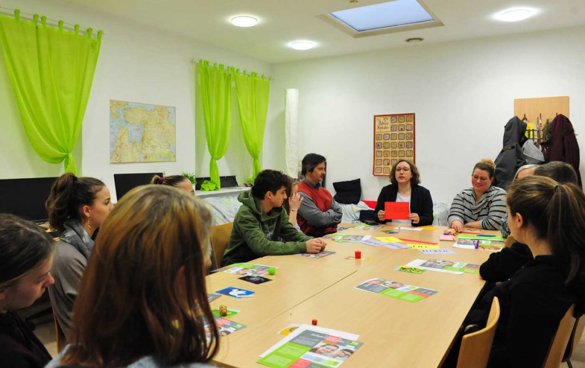 Mehrere Workshops brachten den SchülerInnen das Theologiestudium sowie Berufe in Diakonie und Kirche nahe - hier Petra Jany und Elisabeth Lösch beim Workshop über Gemeindepädagogik. Foto: epd/Uschmann