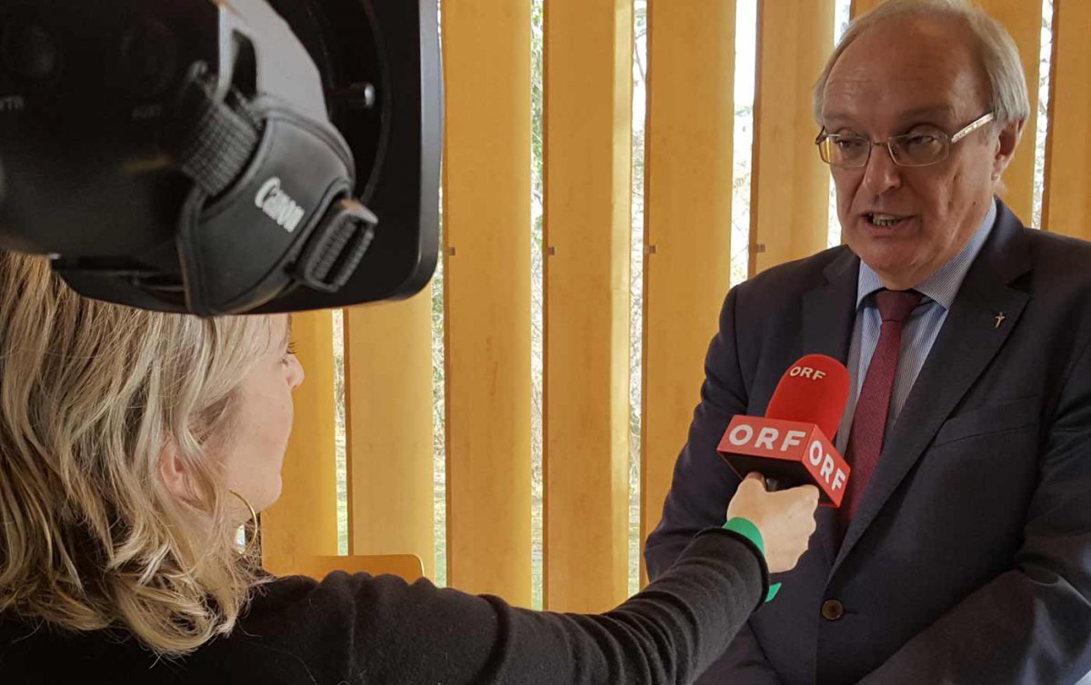 Michael Bünker im Interview für die ZIB1. In der ZIB 24 war der Bischof dann Studiogast zum Thema Karfreitag. Foto: epd/T. Dasek