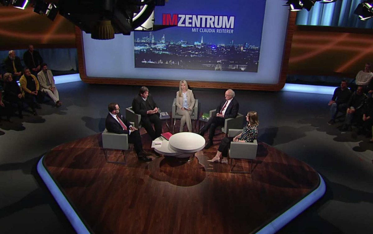 Diskutierten &quot;Im Zentrum&quot;: NEOS-Wirtschaftssprecher Sepp Schellhorn, SPÖ-Sozialsprecher Josef Muchitsch, Moderatorin Claudia Reiterer, Bischof Michael Bünker und Arbeitsrechtsexpertin Katharina Körber-Risak (v.l.). Foto: ORF/Screenshot