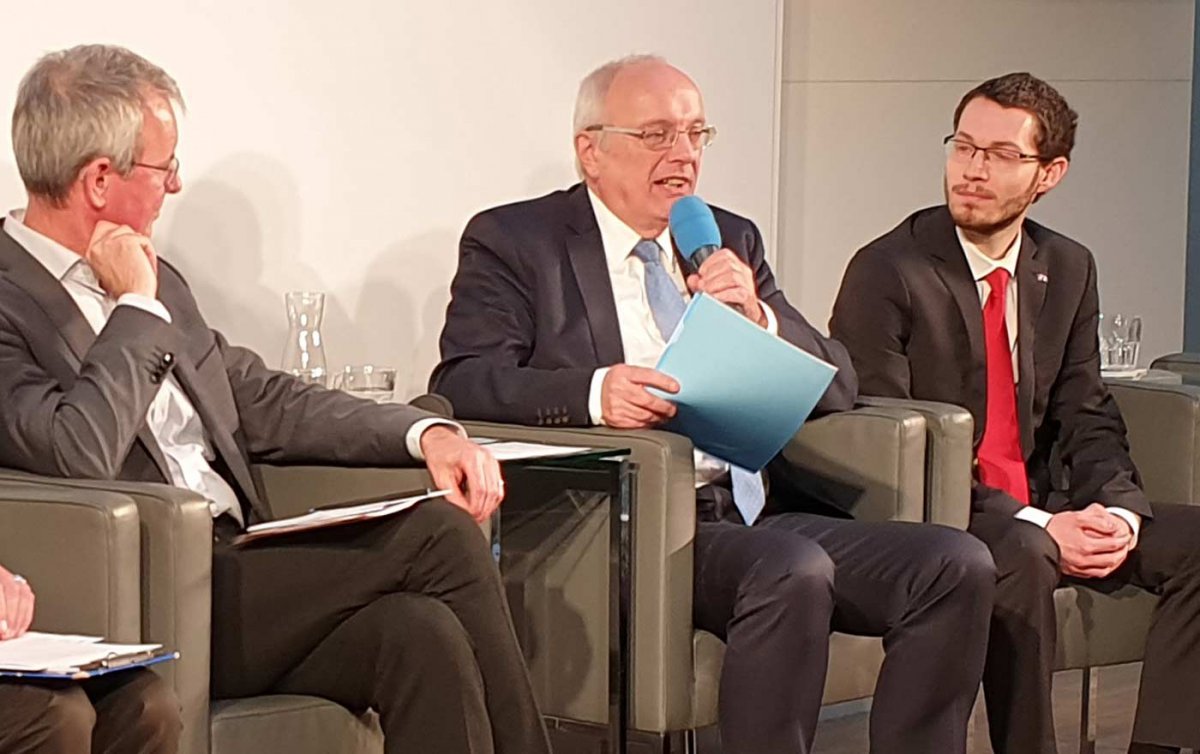 Klare Absage an Nationalismus: An der Europa-Debatte beteiligten sich neben Bischof Michael Bünker (Mitte) Roman Zeller von der SPÖ (re.), Friedhelm Frischenschlager (NEOS), Nikolaus Kunrath (Grüne) und Lukas Mandl (ÖVP). Moderiert wurde die Diskussion vo