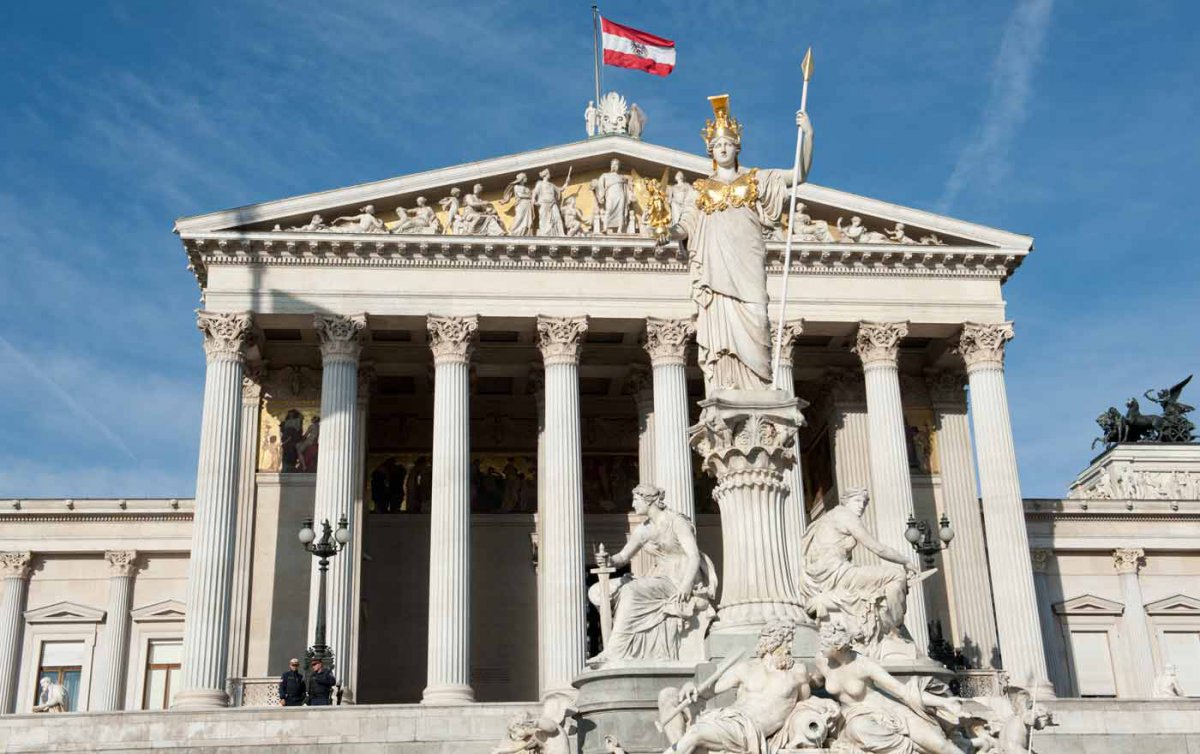   „Demokratie lebt davon, dass rechtsstaatliche Prinzipien eingehalten werden. Es braucht aber auch Haltungen, die die Demokratie stützen“, so Bischof Bünker. Foto: epd/Uschmann