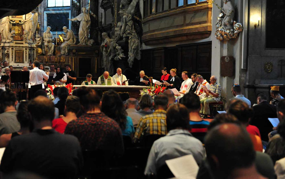   „Offen für alle, egal wen sie lieben, welchen Bekenntnisses sie sind oder auch nicht, welchem Geschlecht sie sich zuordnen oder auch nicht“, sollte der Gottesdienst in der Wiener Michaelerkirche sein. Foto: epd/Uschmann