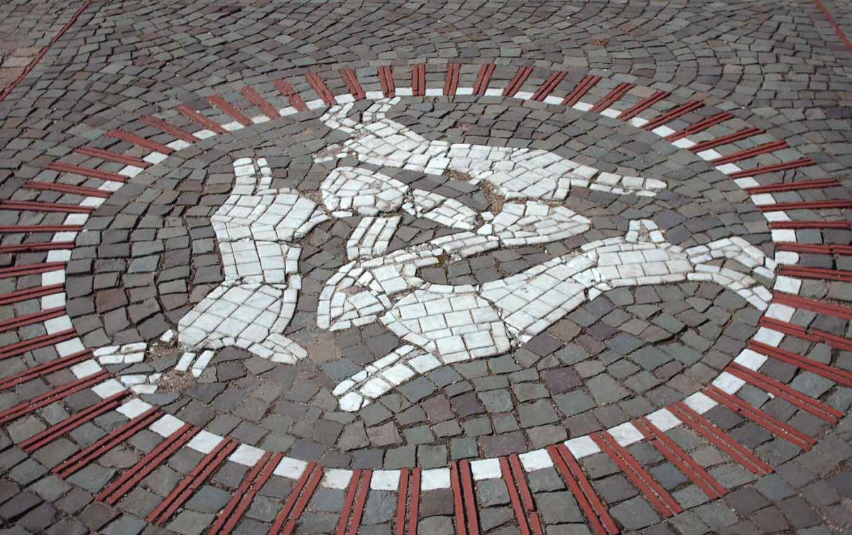 &quot;Die drei Hasen sind eine unauflösbare Einheit mit den drei Löffeln, und gleichzeitig hat jeder Hase, wenn man ihn für sich betrachtet, zwei Löffel.&quot; Foto: wikimedia/Stefan Flöper/cc by sa 3.0