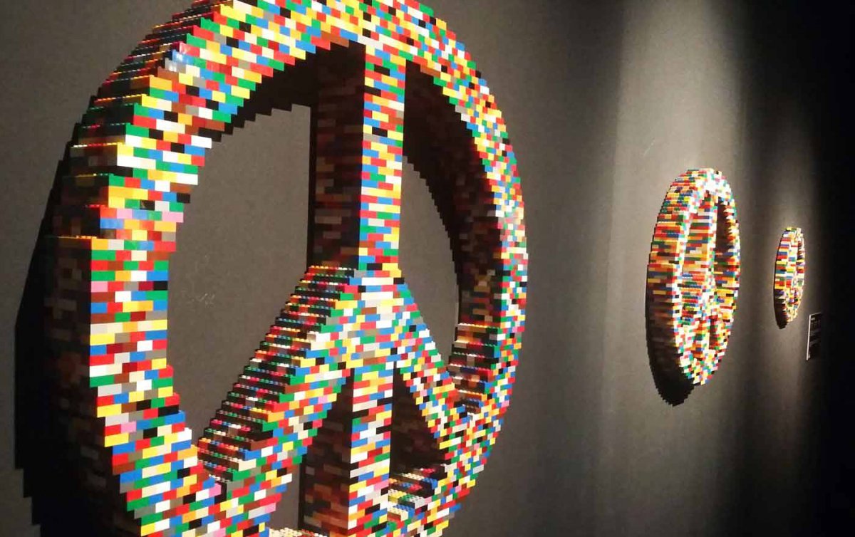 Wie am Frieden gebaut werden kann fragt der Künstler Nathan Sawaya mit seiner Lego-Skulptur - eine Frage, der auch die Diskutanten im Albert-Schweitzer-Haus nachgehen. Foto: pxhere
