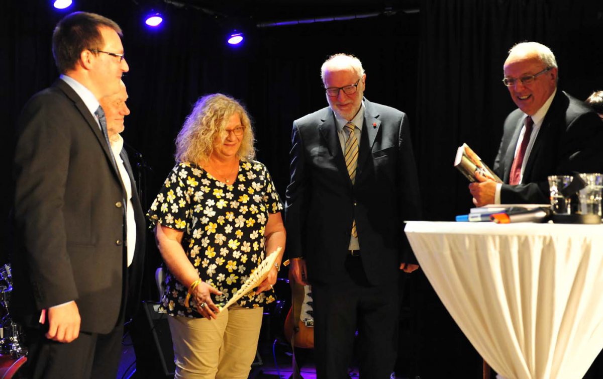 Michael Bünker (re) mit seinem neuen Buch, das ihm die Herausgeber Mario Fischer, Karl Schiefermair, Charlotte Matthias und Karl Schwarz (v.l.) überreichten. Foto: epd/Uschmann
