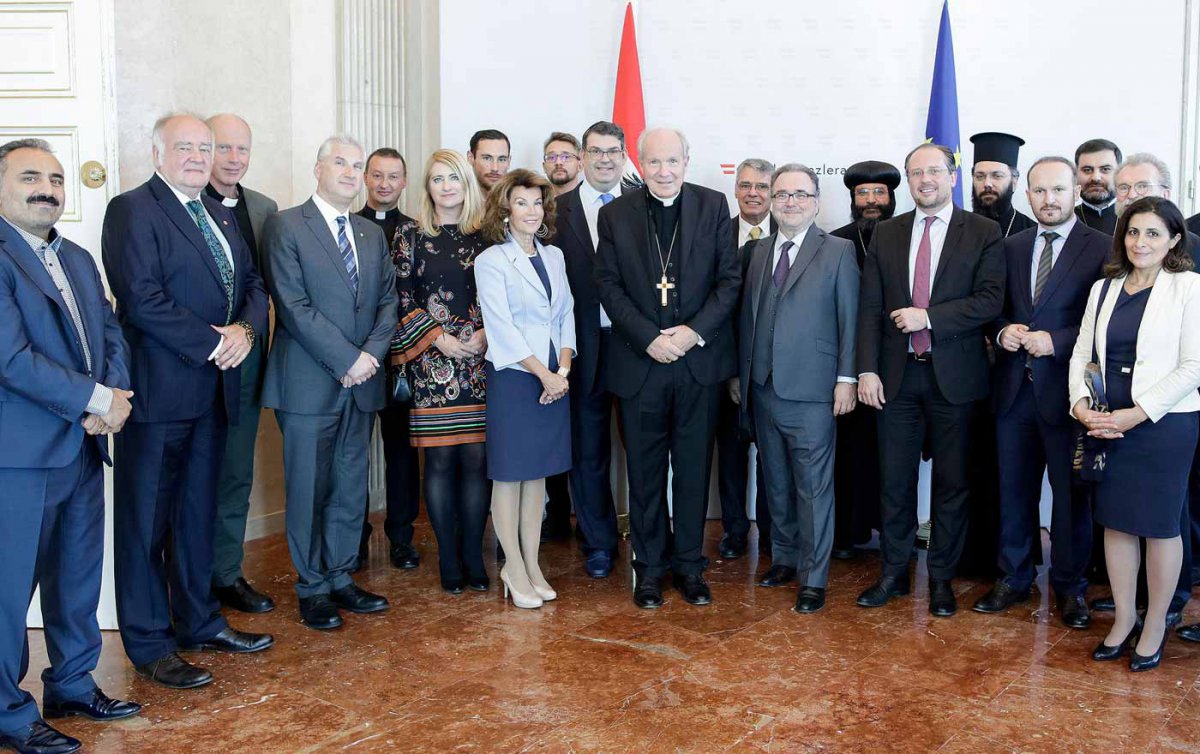   Bundeskanzlerin Bierlein mit den Spitzen der Kirchen und Religionsgemeinschaften. Seitens der Evangelischen Kirchen nahmen Bischof Michael Chalupka, Oberkirchenrätin Ingrid Bachler, LSI Thomas Hennefeld und Sup. Stefan Schröckenfuchs teil. Foto: BKA/And