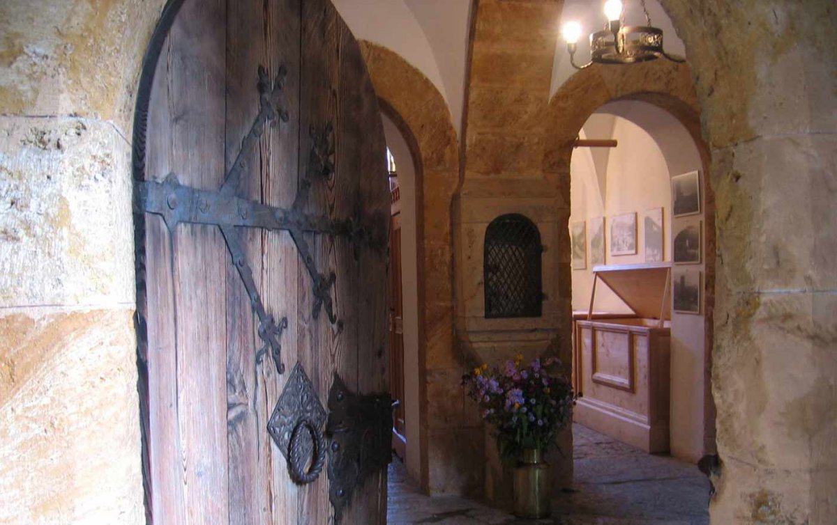 &quot;Auf der ganzen Burg gibt es kein W-Lan und keinen Fernseher – dafür Wehrgänge, Wendeltreppen und einen Rittersaal. Und das Schönste dabei, für alle gelten die ritterlichen Tugenden.&quot; Foto: Burg Finstergrün