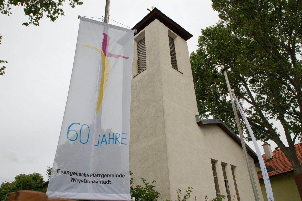 Fahner mit dem Kirchenlogo und einem aufgemalten Schriftzug &quot;60 Jahre&quot;