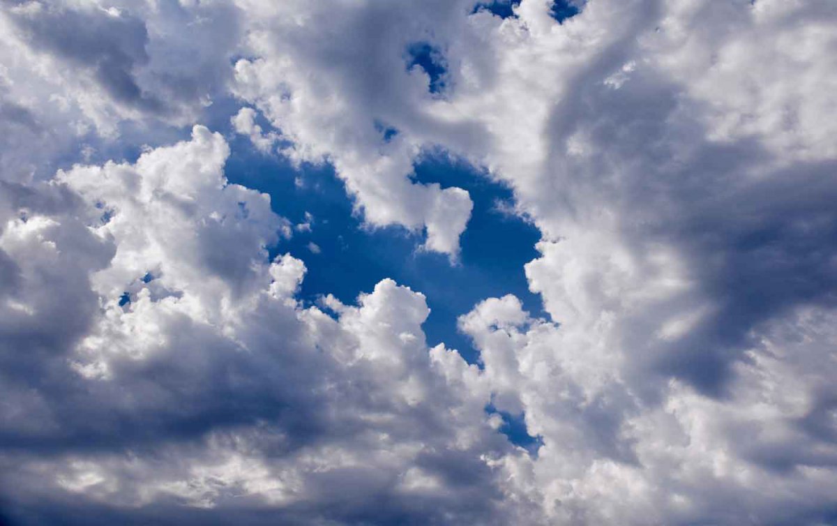 &quot;Der Himmel hat mir Weite geschenkt in diesen Tagen, in denen meine Welt quasi zusammengeschrumpft ist auf die eigenen vier Wände. Der Himmel, ein Raum der Freiheit.&quot; Foto: Pixabay