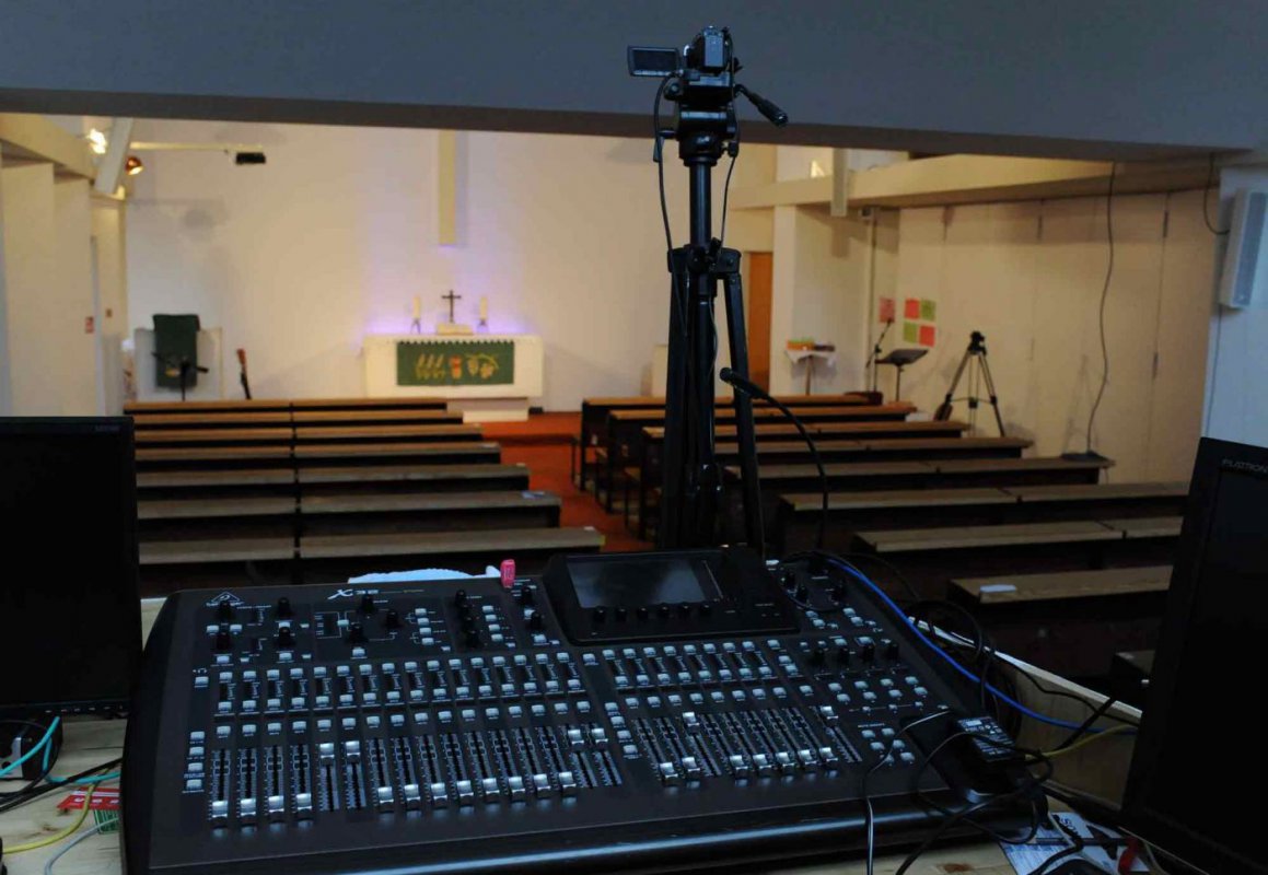   Seit März streamt die Schwechater Gemeinde ihre Gottesdienste live, jetzt ist die Feier am Ewigkeitssonntag auf ORF III zu sehen. Foto: epd/Uschmann