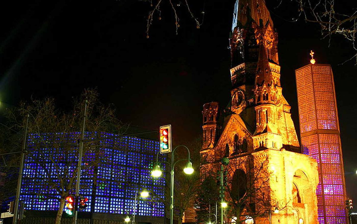 Ein Sattelschlepper ist am Montagabend in den Weihnachtsmarkt nahe der Kaiser-Wilhelm-Gedächtniskirche (Bild) in Berlin gerast. Bei dem mutmaßlichen Anschlag starben 12 Menschen. (Foto: wikimedia)