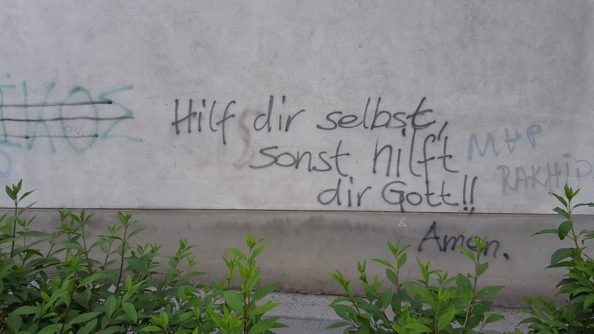 Glaube in der Großstadt? Religiöse Sprache, auch kritische, lässt sich nicht nur in Kirchen finden. Dieses Graffiti ist im 10. Bezirk in der Quellenstraße zu lesen.