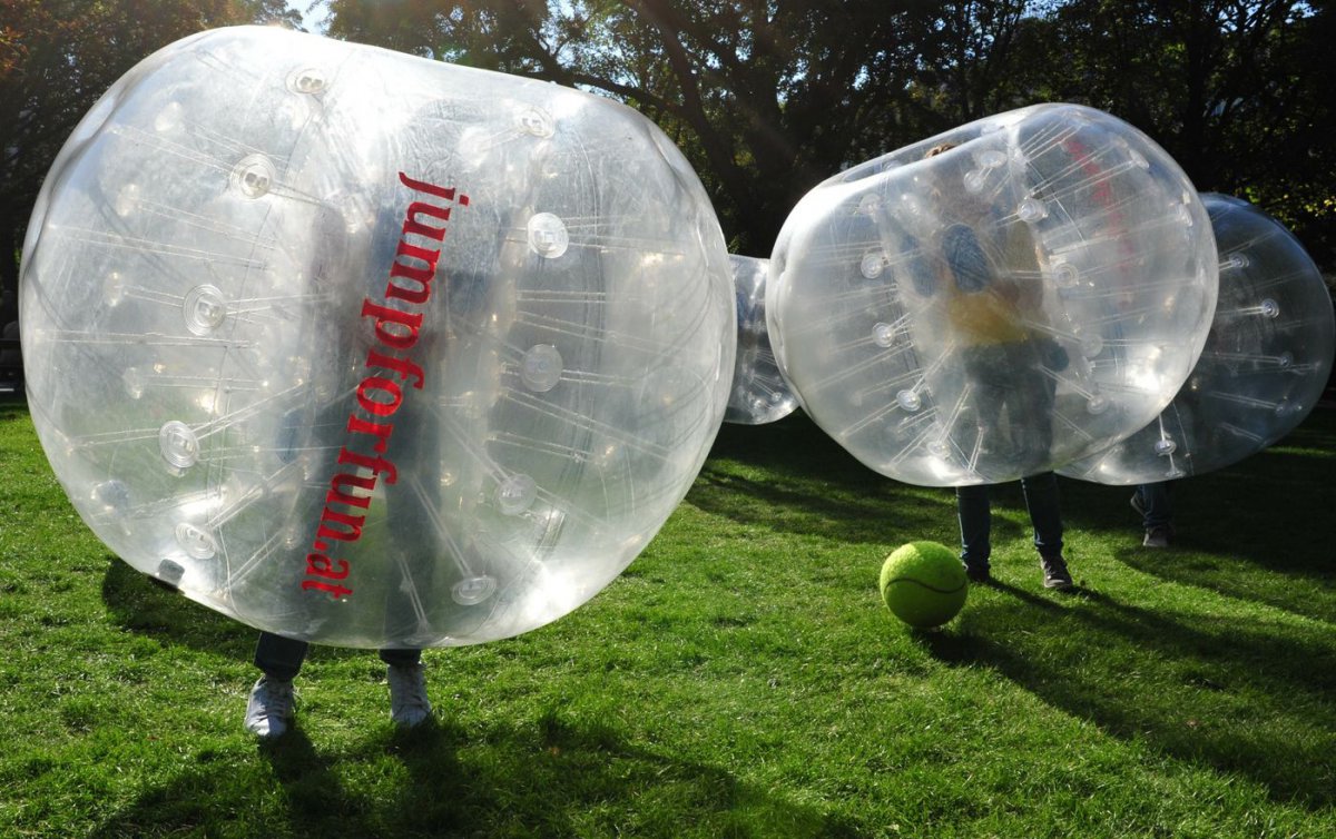 Fußballspielen einmal anders - einer von vielen Höhepunkten am Wiener Rathausplatz. Foto: epd/M. Uschmann 