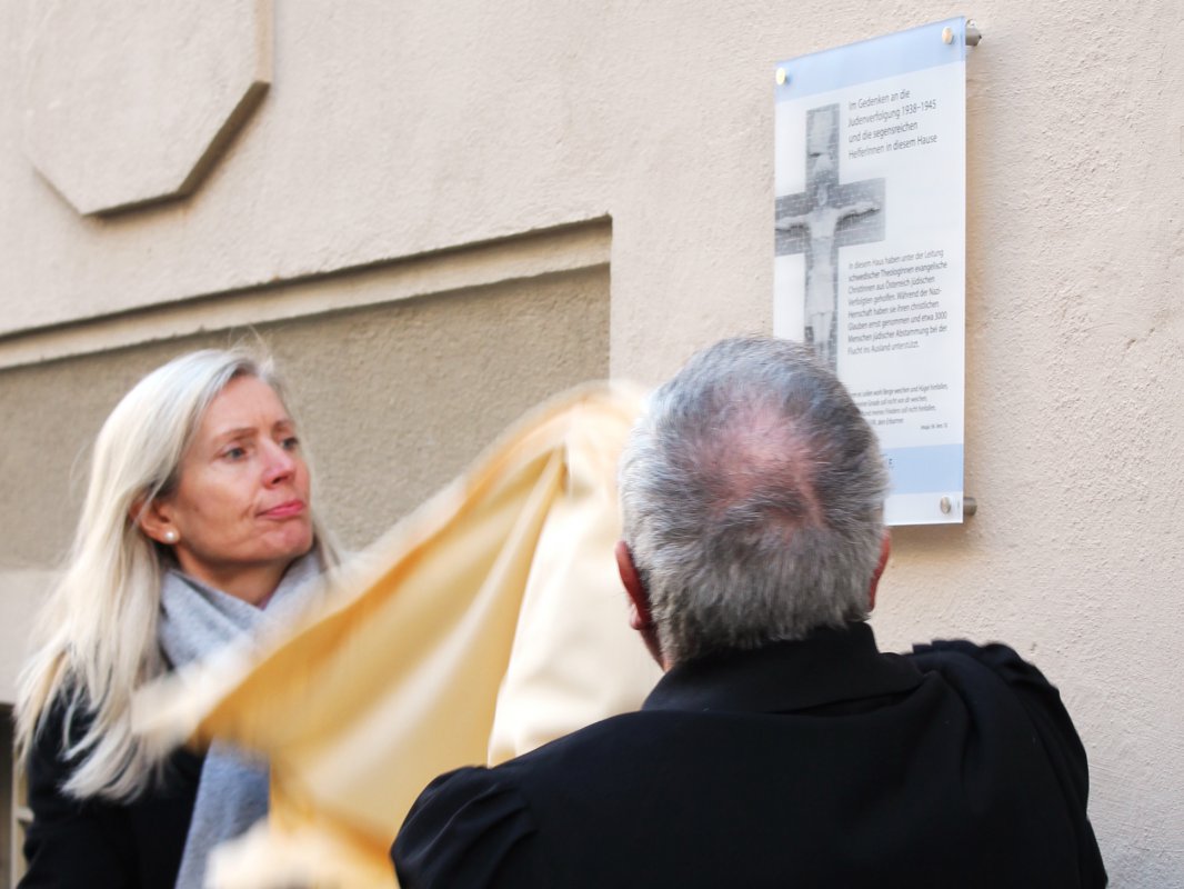 Kuratorin Mag. Tanja Dietrich-Hübner und Gemeindepfarrer Mag. Harald Geschl enthüllen die Gedenktafel.
