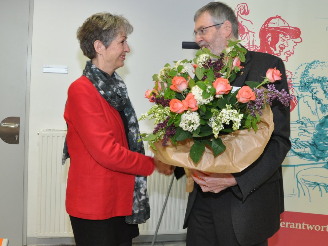 Superintendent Hansjörg Lein bedankt sich bei Gisela Ebmer für Ihr Engagement