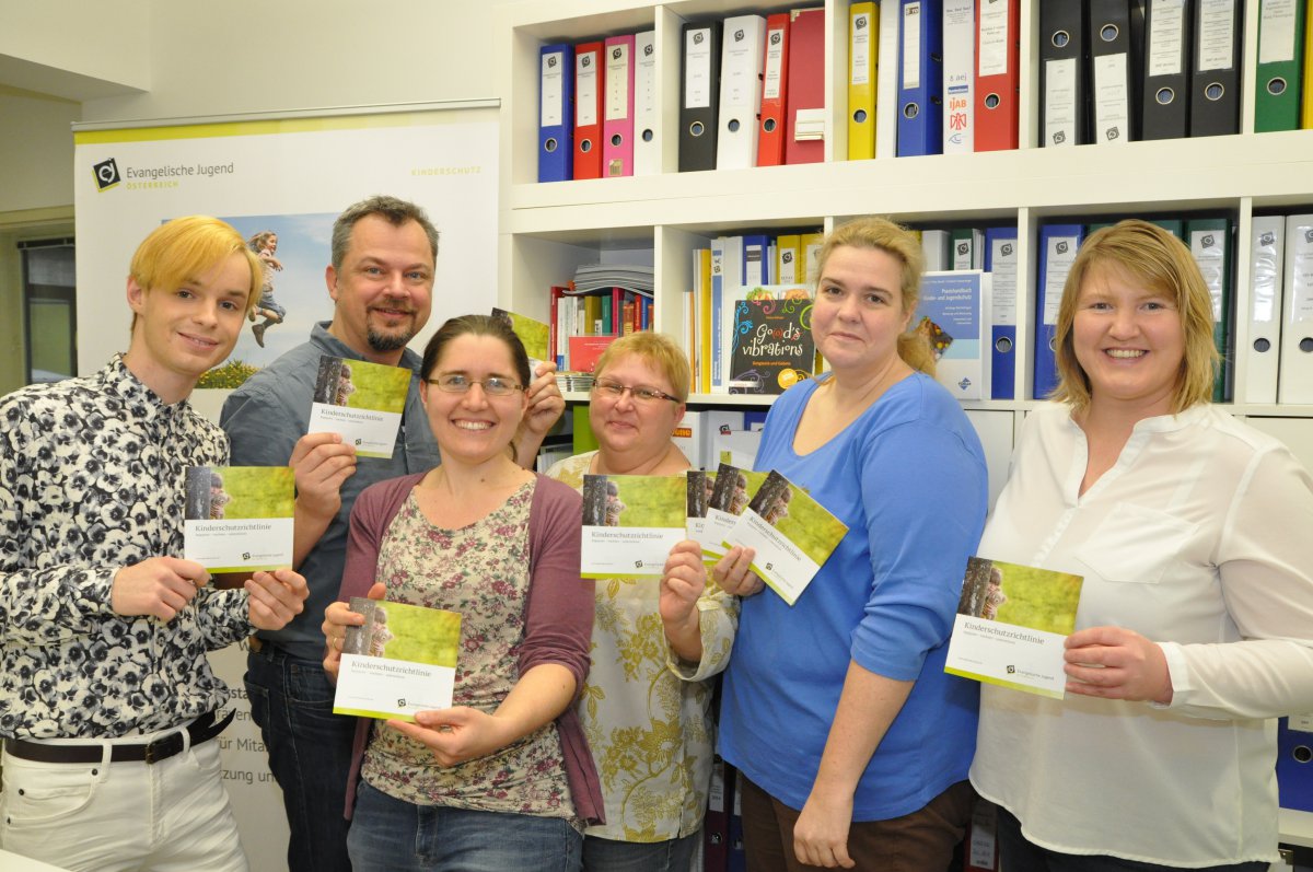 Das EJÖ-Team präsentiert die Broschüre: Lukas Strohschein, Joachim Hoffleit, Elisabeth Löbl, Constanze Herndler-Berka, Susanne Hammerl und Jugendpfarrerin Petra Grünfelder (es fehlt Nicole Dungl).