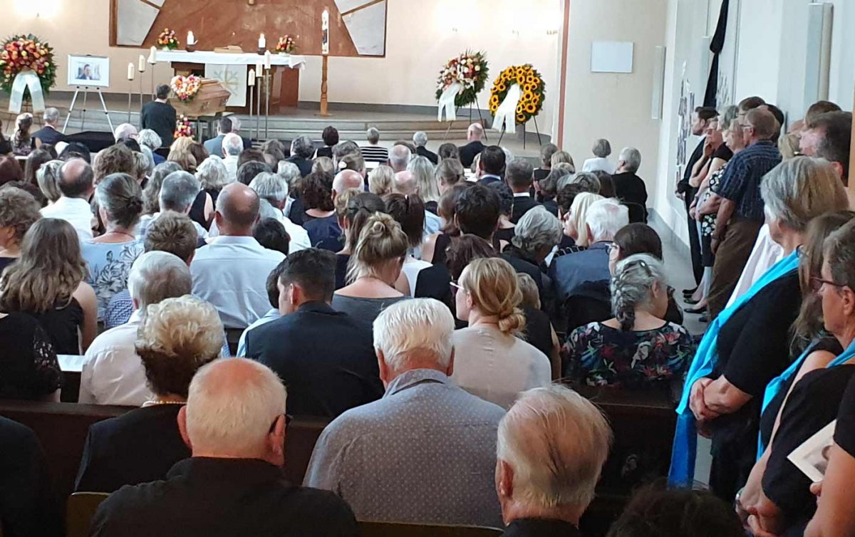 Mit Verve hat sie sich für andere eingesetzt und ist dabei fröhlich auf die Menschen und das Leben zugegangen.“ Abschied von der beliebten Pfarrerin Angelika Petritsch. Foto: epd/T. Dasek